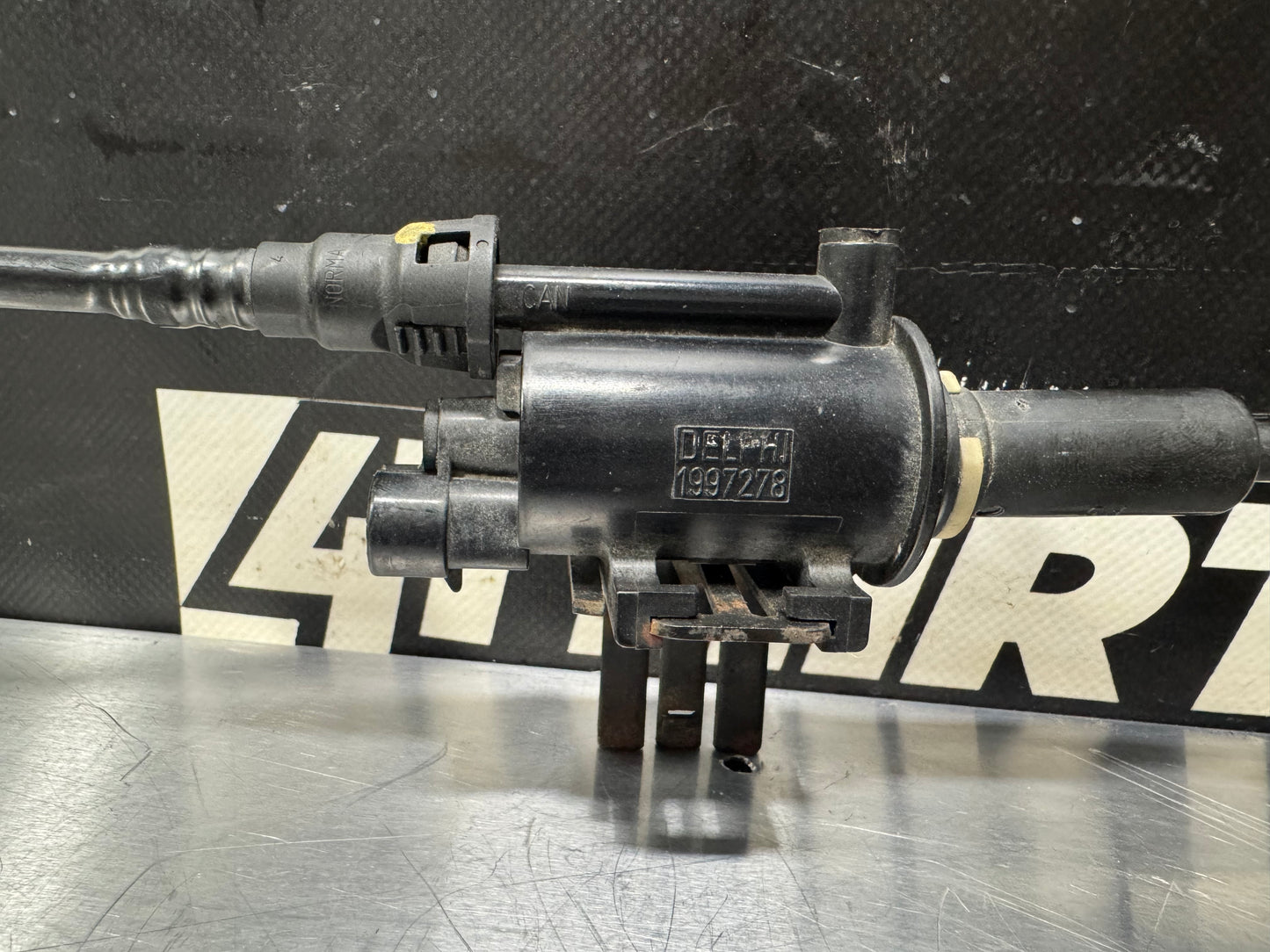 97-04 CORVETTE C5 OEM DELPHI EVAP CANISTER ASSEMBLY W/ BRACKET 1997278 #L430