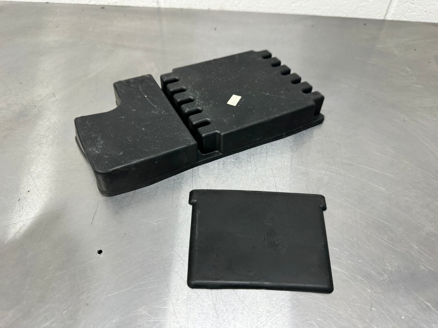 2003 ESCALADE RUBBER INSERTS #L27