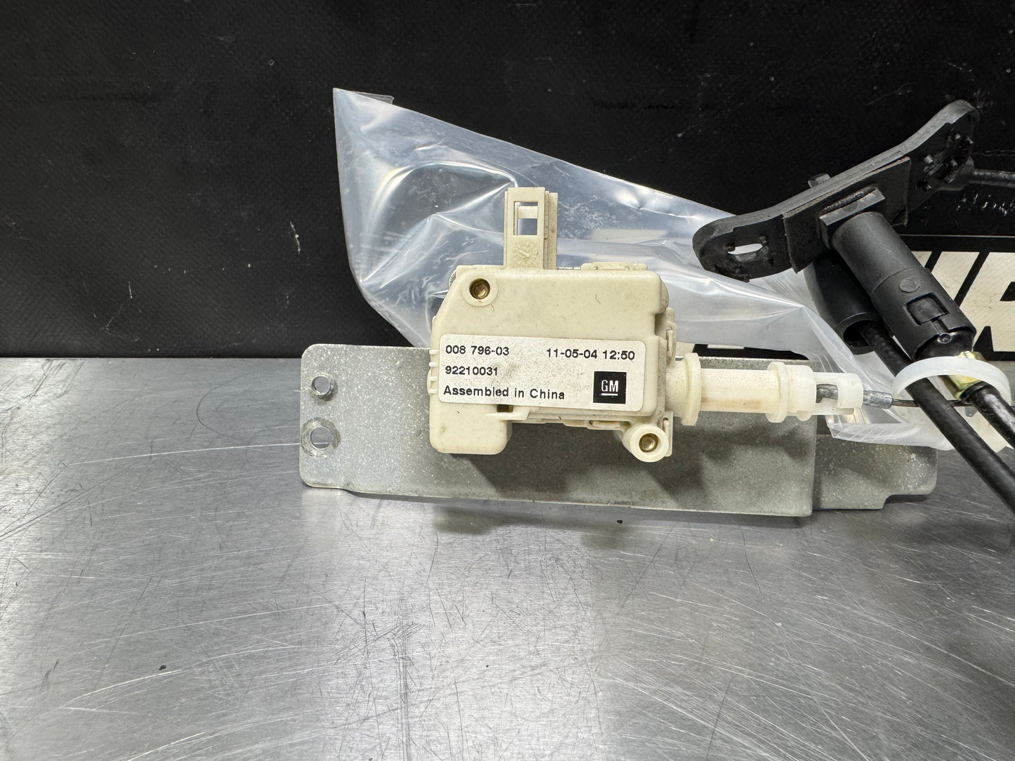 04 - 06 PONTIAC GTO FUEL DOOR RELEASE ASSEMBLY 92210031 #L429