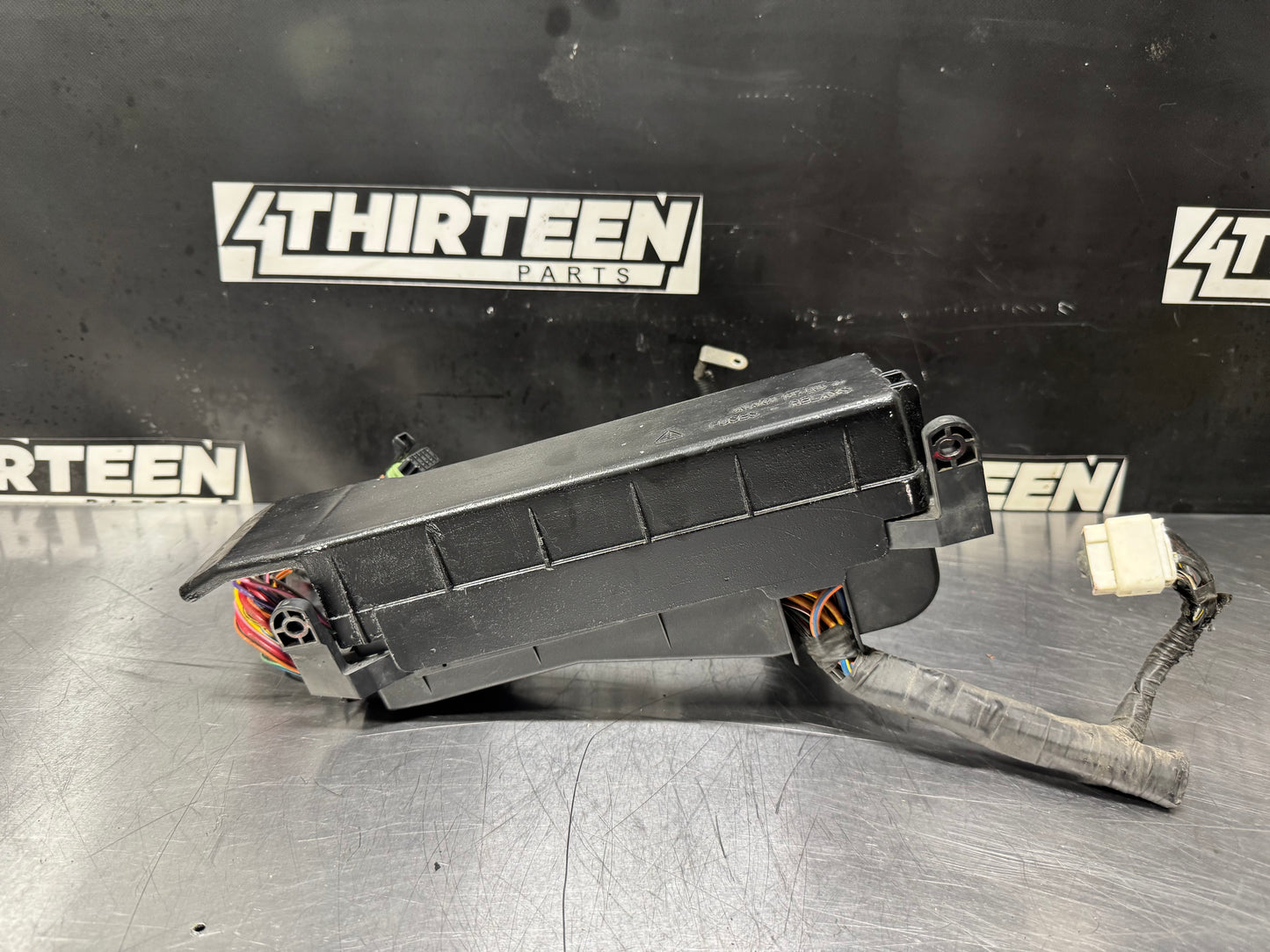 04-06 PONTIAC GTO FUSE BOX WITH LID #L423