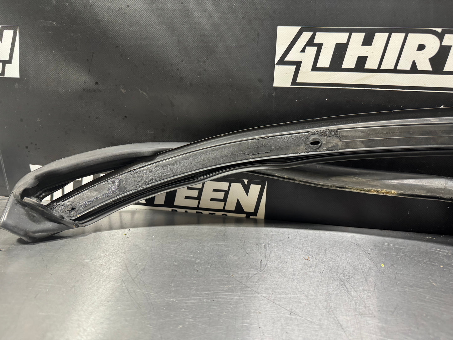97-04 CORVETTE C5 FRONT WINDSHIELD SEAL / WEATHERSTRIPPING OEM #L473