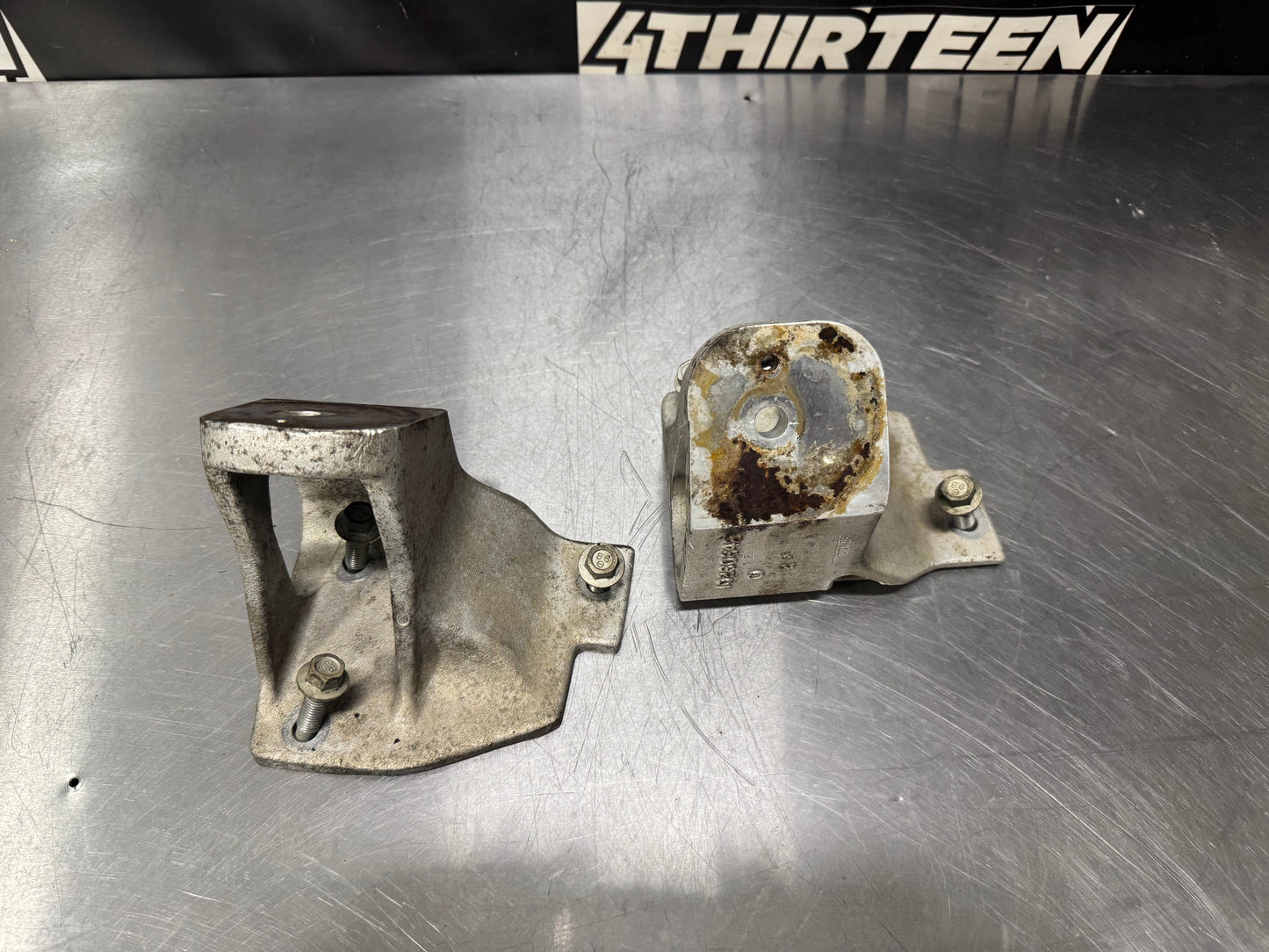 97-04 C5 CORVETTE ENGINE MOUNT BRACKETS PAIR OEM #L348