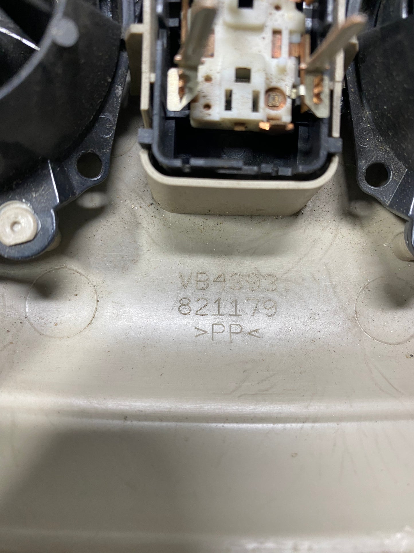 2003 CADILLAC ESCALADE OVERHEAD CONSOLE OEM 821179 L12