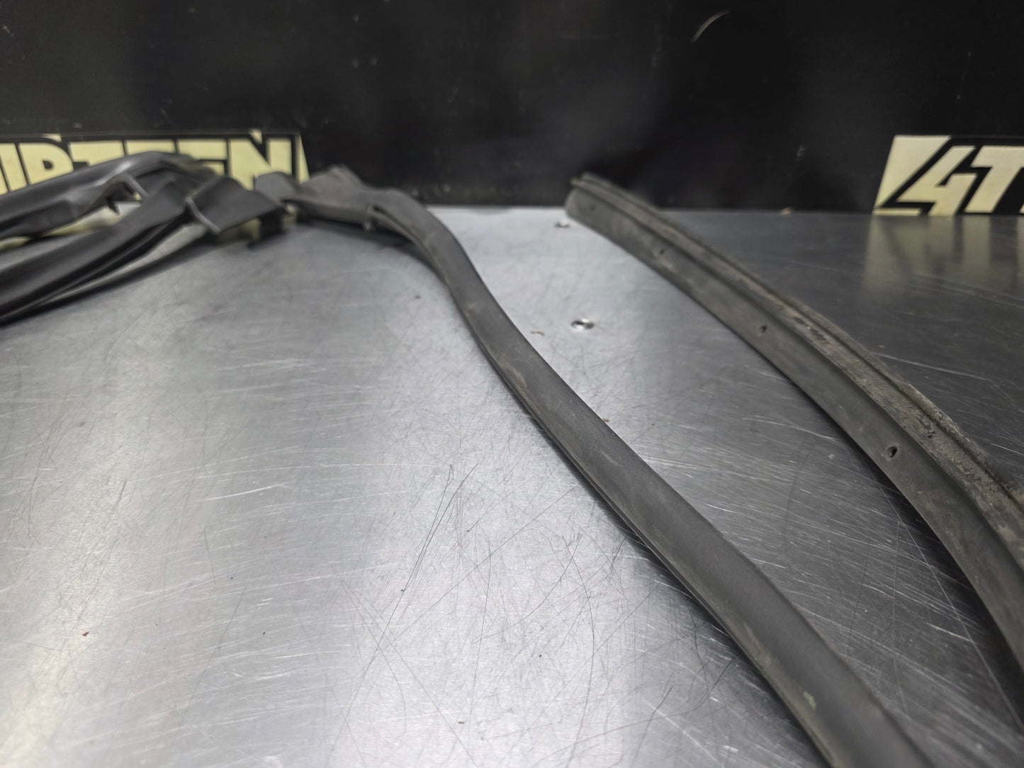 97-04 C5 CORVETTE LH DRIVER SIDE DOOR WEATHER STRIP SEAL OEM #N734