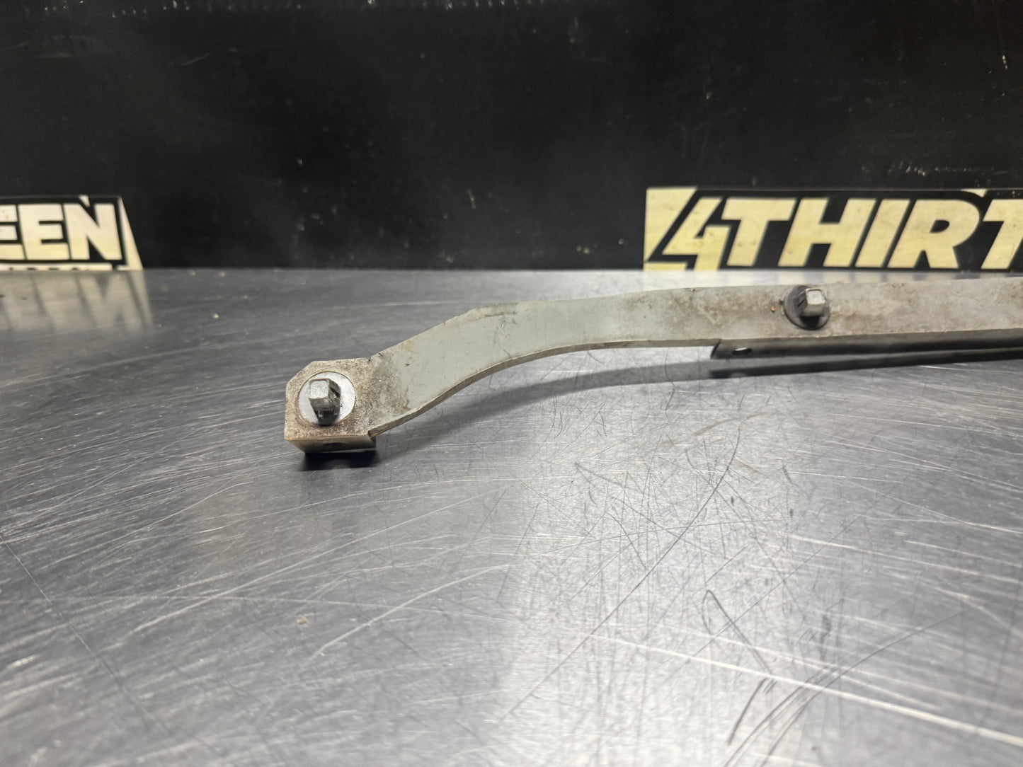 04-06 PONTIAC GTO UPPER REAR CENTER BUMPER BRACKET 92049262 OEM #N382