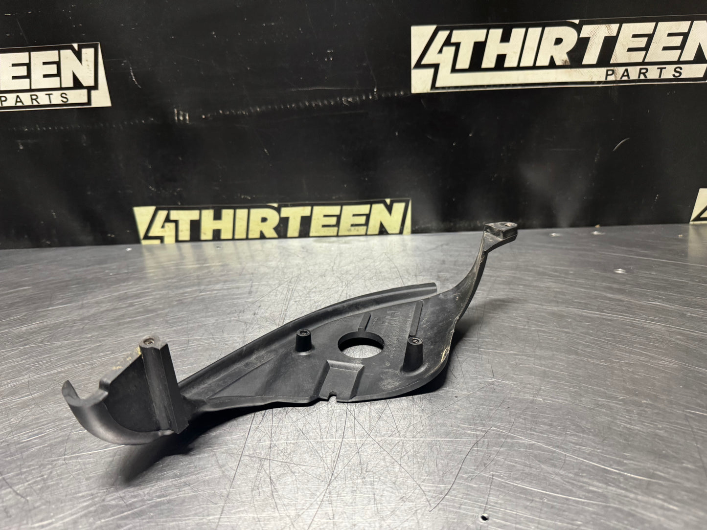 97-04 C5 CORVETTE RH PASSENGER SIDE FOG LIGHT MOUNTING BRACKET 10269680 OEM N511
