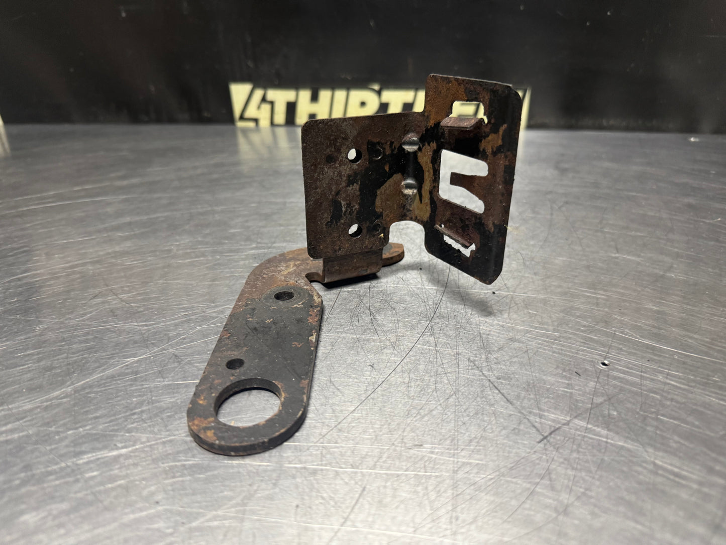 04-06 PONTIAC GTO POWER STEERING RESERVOIR BRACKET OEM #N486