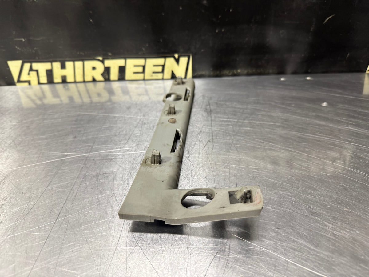 04-06 PONTIAC GTO FRONT LH LEFT FRONT BUMPER GUIDE BRACKET 92177408 OEM #N897