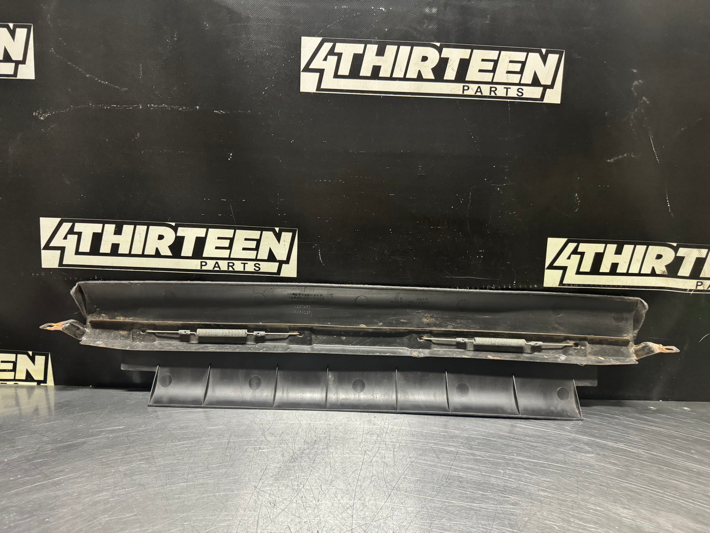97-04 C5 CORVETTE LOWER CENTER AIR DEFLECTOR ASSEMBLY 10401458 OEM #N606