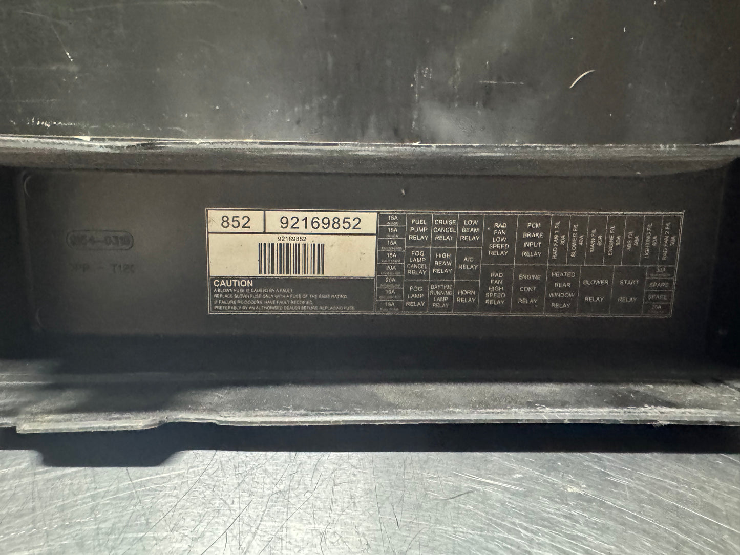 04-06 PONTIAC GTO UNDER HOOD FUSE BOX LID 92169852 OEM #N258