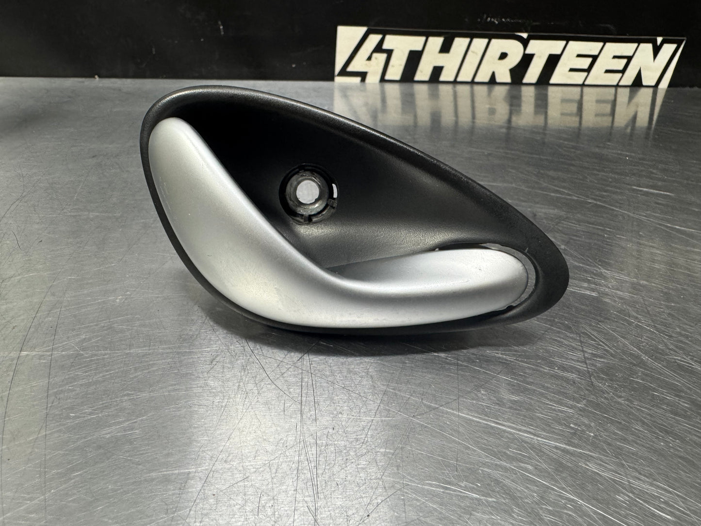 04-06 PONTIAC GTO RH PASSENGER SIDE INTERIOR DOOR HANDLE OEM #L391