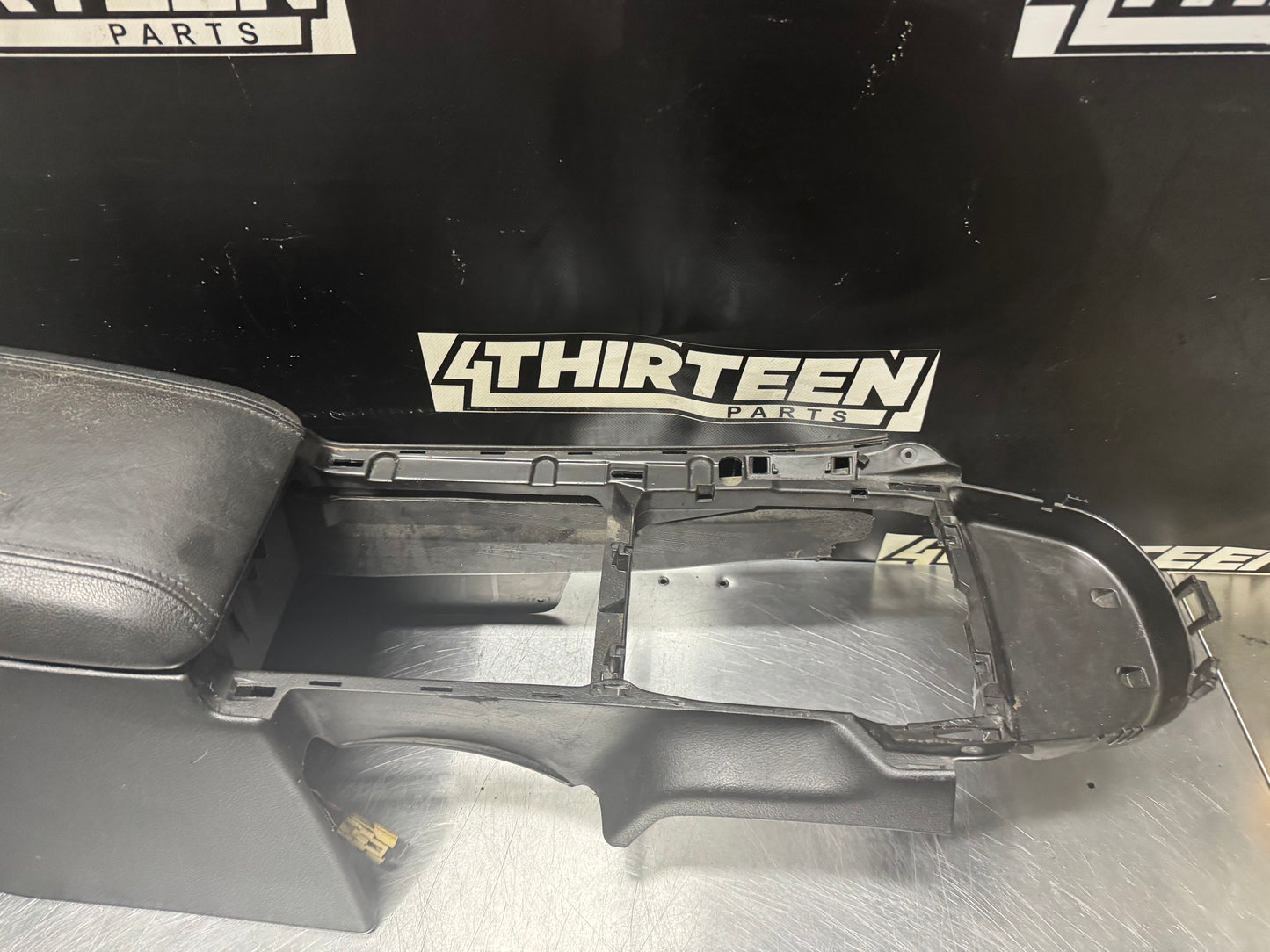 04-06 PONTIAC GTO CENTER CONSOLE ASSEMBLY WITH ARMREST OEM #N312