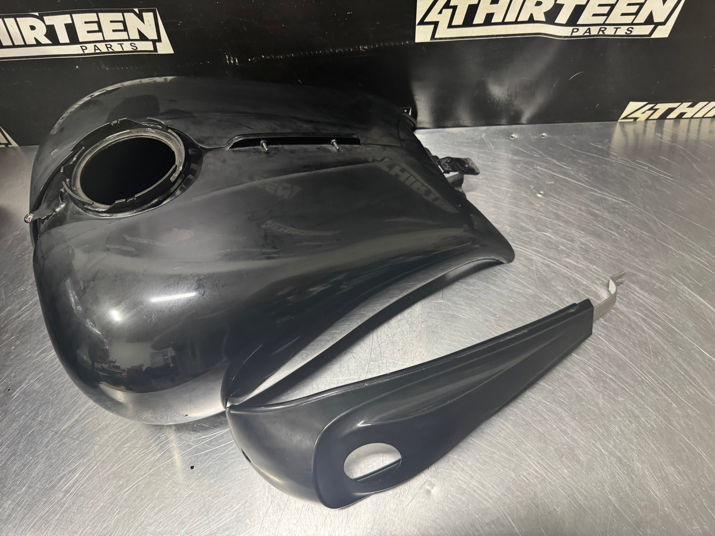 2010 HARLEY DAVIDSON STREET GLIDE OEM TANK WITH ADVAN BLK STRETCHED COVERS #N333