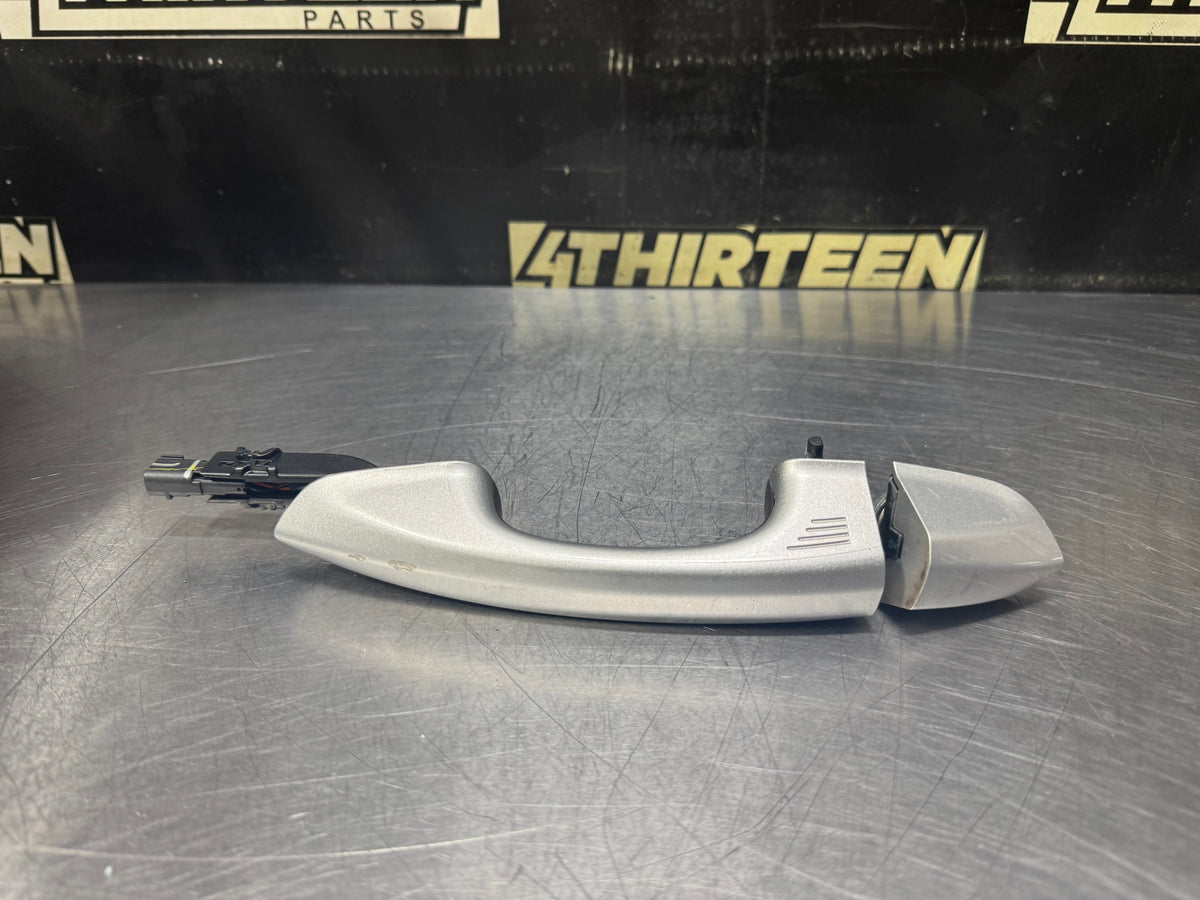 18-23 FORD MUSTANG GT LH DRIVER SIDE EXTERIOR DOOR HANDLE SILVER OEM #V20
