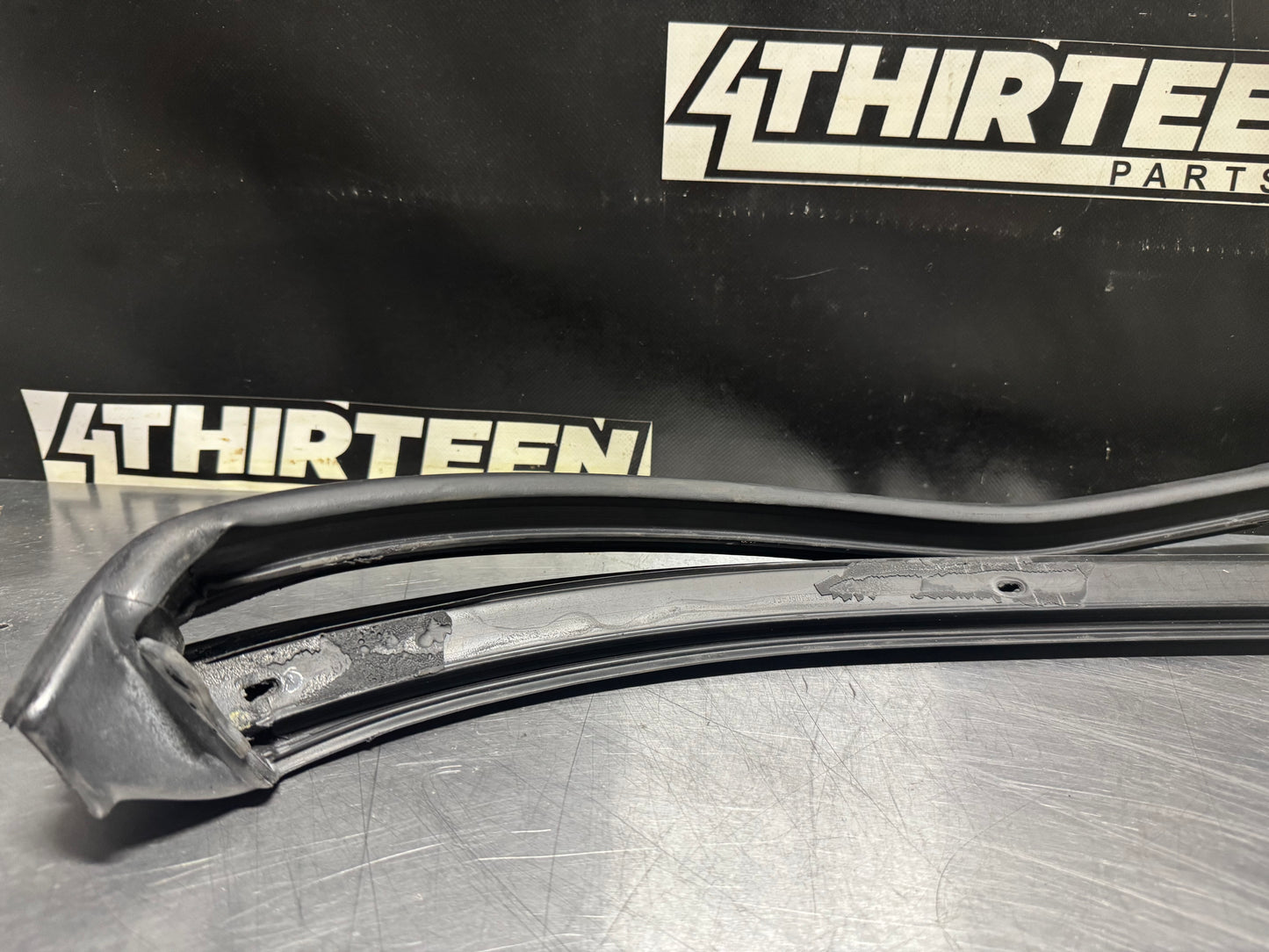 97-04 CORVETTE C5 FRONT WINDSHIELD SEAL / WEATHERSTRIPPING OEM #N541