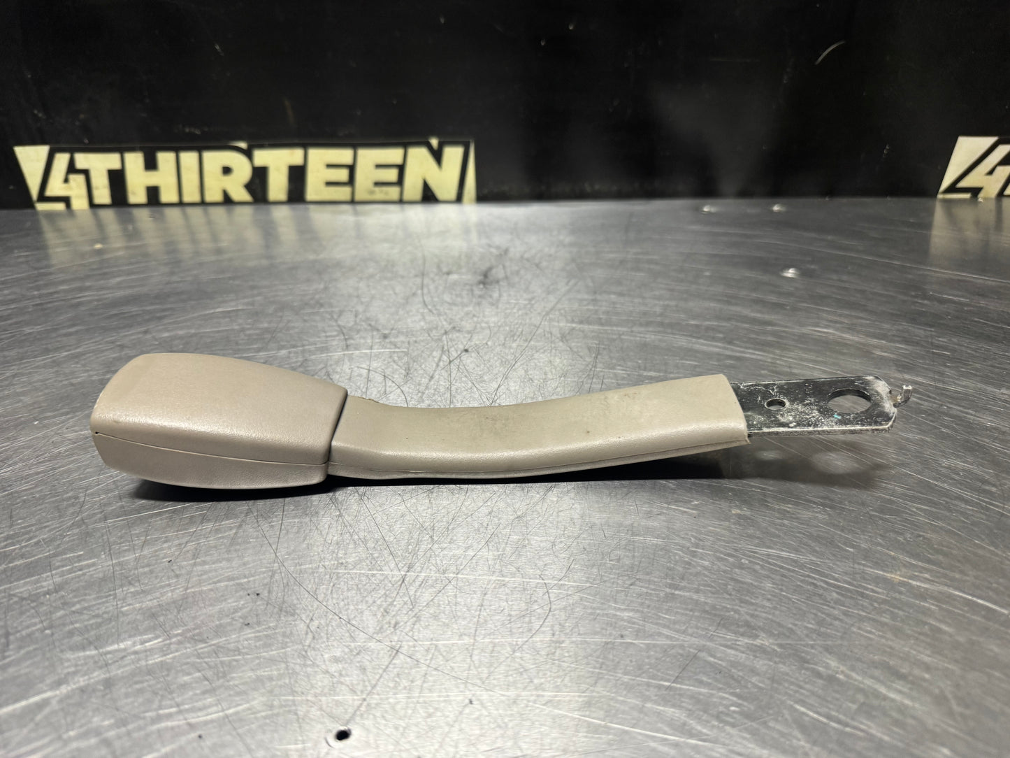 1997-2004 CORVETTE C5 RH PASSENGER SEAT BELT BUCKLE RECEIVER SHALE OEM #N496