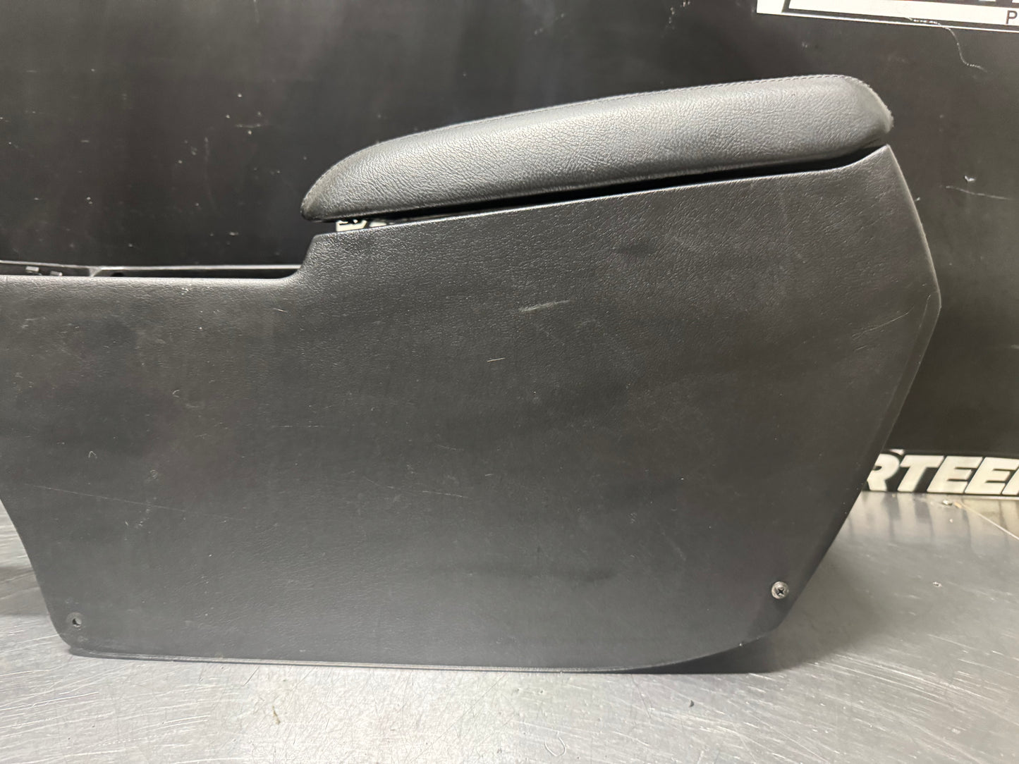 04-06 PONTIAC GTO CENTER CONSOLE ASSEMBLY WITH ARMREST OEM #N312