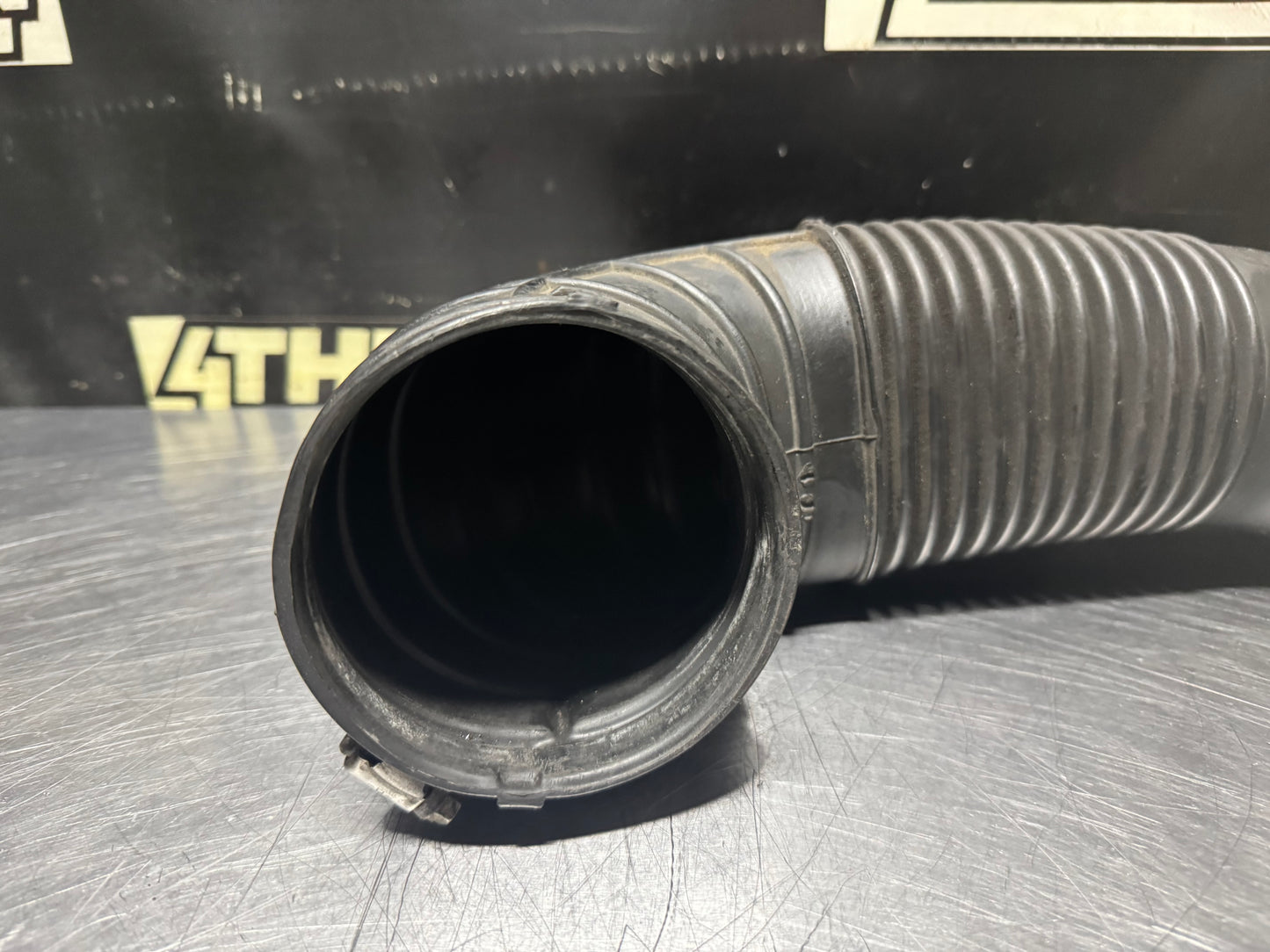 04 PONTIAC GTO AIR INTAKE RUBBER HOSE INTLET OEM #N461