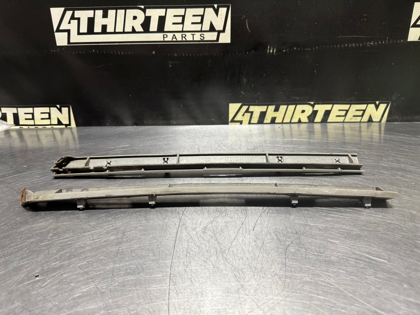 04-06 PONTIAC GTO LH RH SIDE UPPER REAR BUMPER BRACKET GUIDES OEM #N681