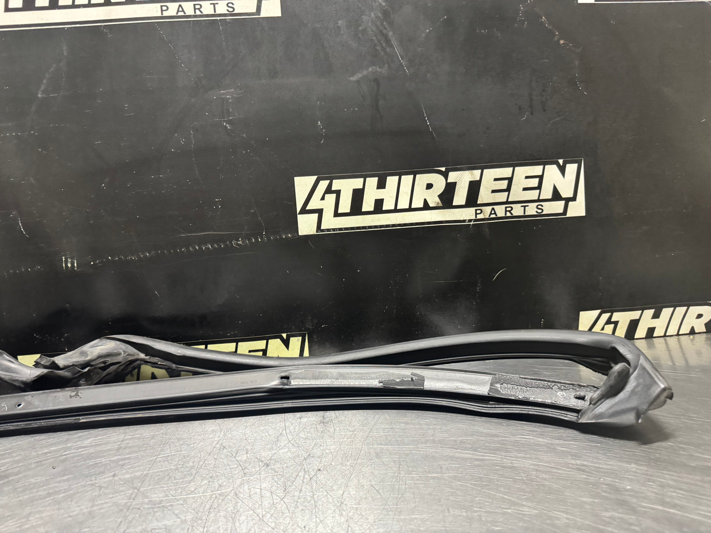 97-04 CORVETTE C5 FRONT WINDSHIELD SEAL / WEATHERSTRIPPING OEM #N541