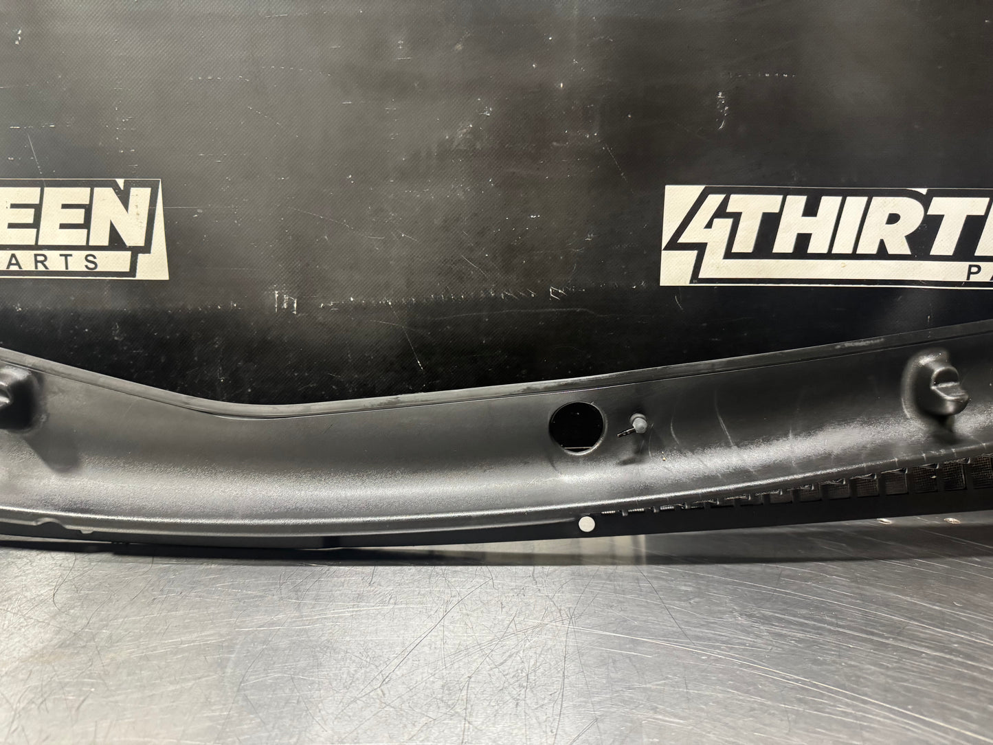 97-04 C5 CORVETTE WINDSHIELD WIPER COWL 10446063 OEM #N59