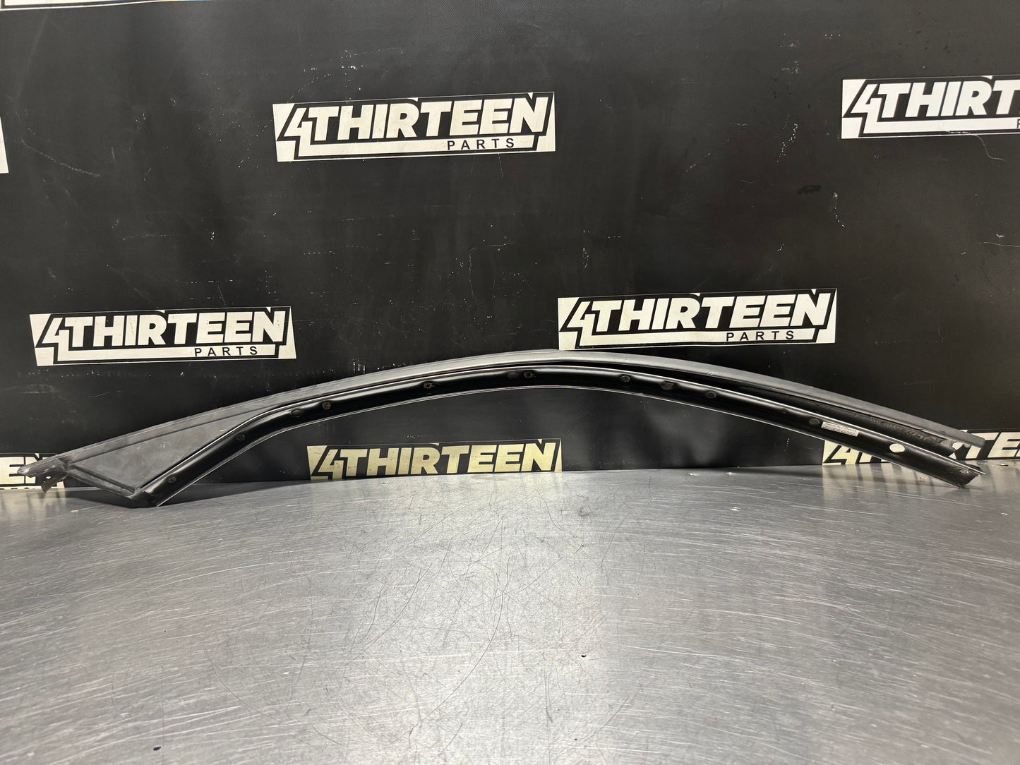 97-04 C5 CORVETTE LH DRIVER EXTERIOR A PILLAR MOLDING 10422997 OEM #N285