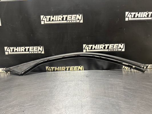 97-04 C5 CORVETTE LH DRIVER EXTERIOR A PILLAR MOLDING 10422997 OEM #N285
