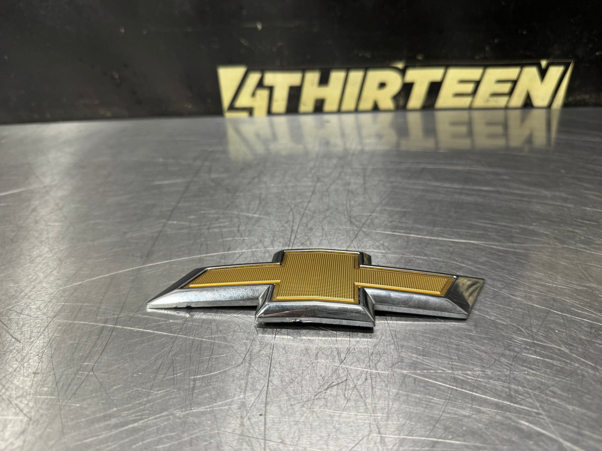 16-24 CHEVROLET CAMARO REAR EMBLEM 84003919 OEM #N940