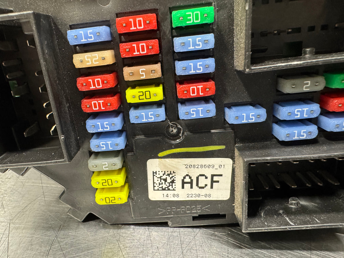 07-13 CHEVY SILVERADO FUSE JUNCTION BOX 20828609_01 OEM #N990
