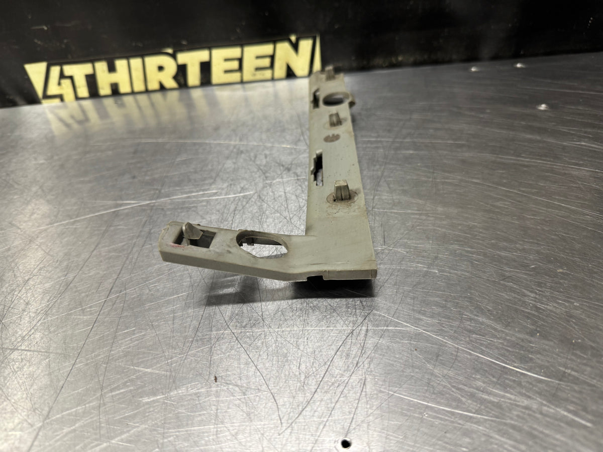 04-06 PONTIAC GTO FRONT RH RIGHT FRONT BUMPER GUIDE BRACKET 92177409 OEM #N896