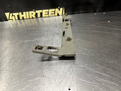 04-06 PONTIAC GTO FRONT RH RIGHT FRONT BUMPER GUIDE BRACKET 92177409 OEM #N896
