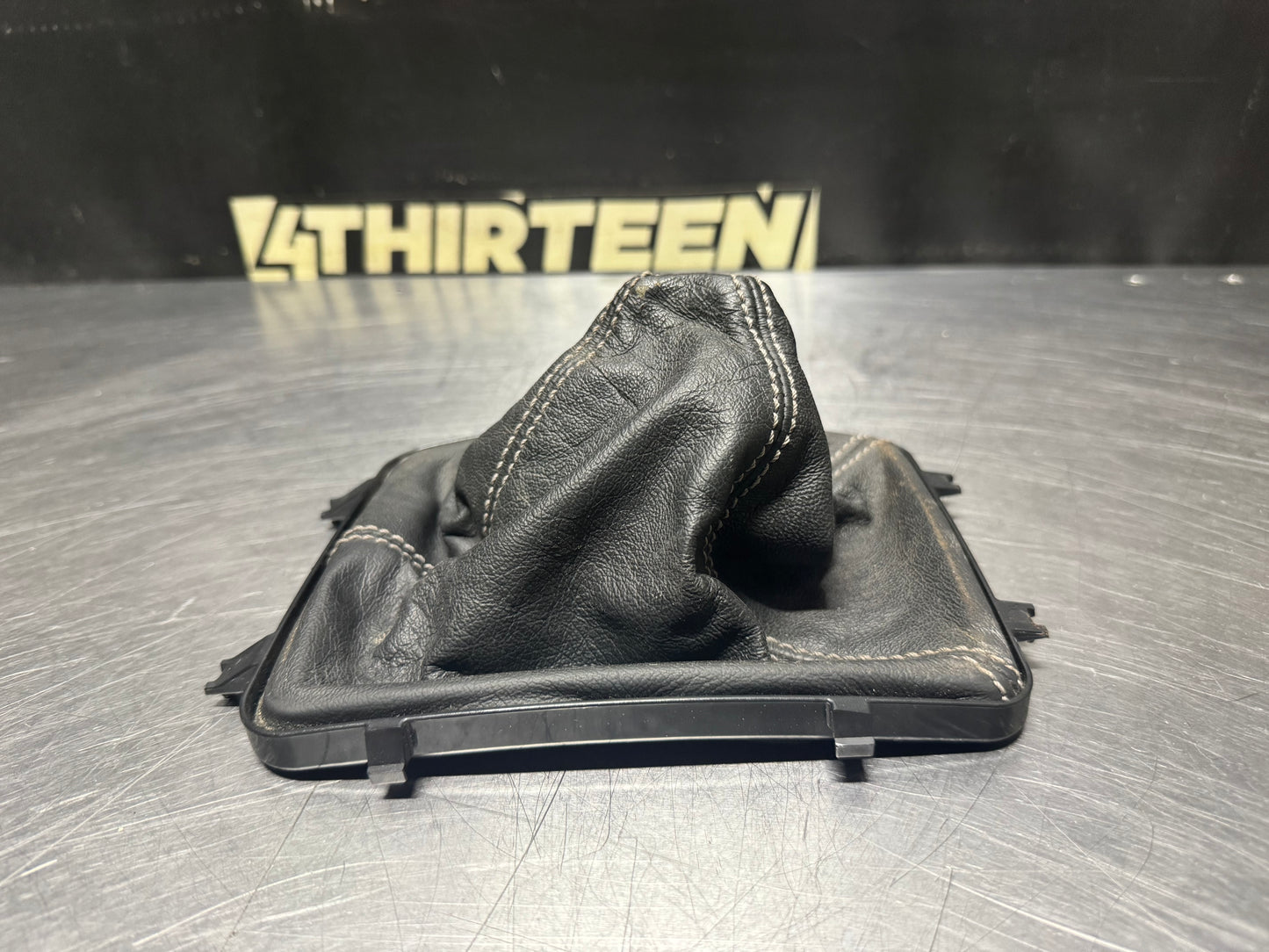 04-06 PONTIAC GTO MANUAL SHIFT BOOT W/ BEZEL OEM #N372