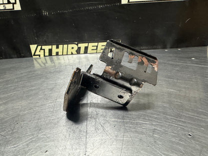 04-06 PONTIAC GTO POWER STEERING RESERVOIR BRACKET OEM #N482
