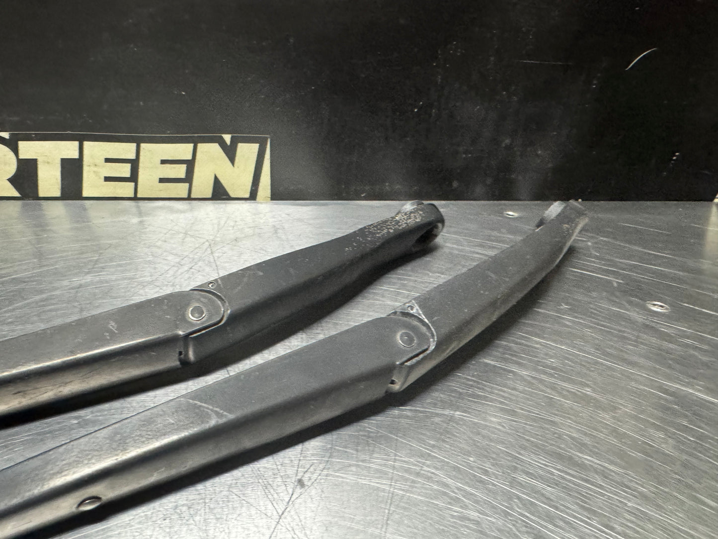 04-06 PONTIAC GTO WINDSHIELD WIPER ARMS OEM #N307