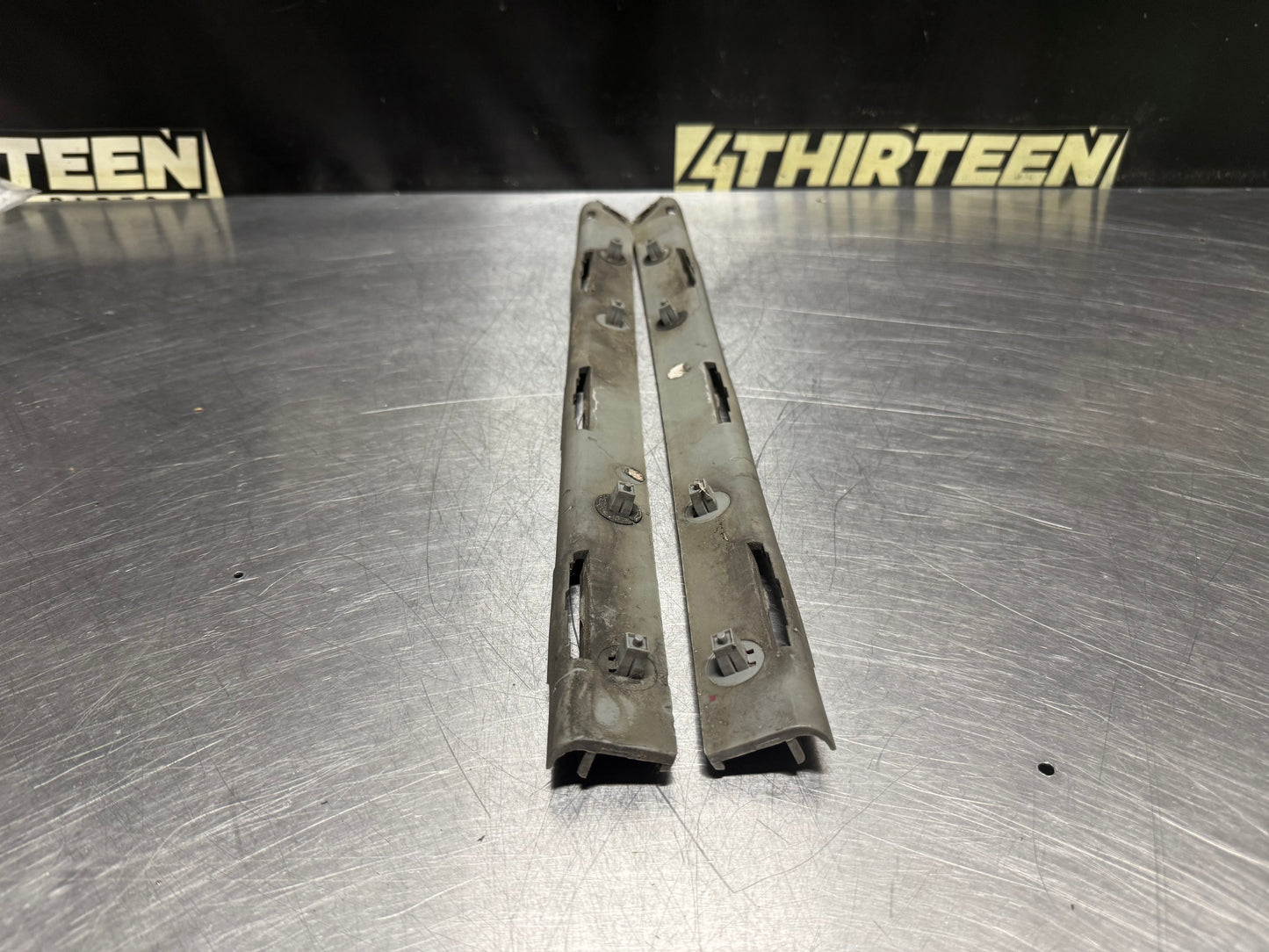 04-06 PONTIAC GTO LH RH SIDE UPPER REAR BUMPER BRACKET GUIDES OEM #N681