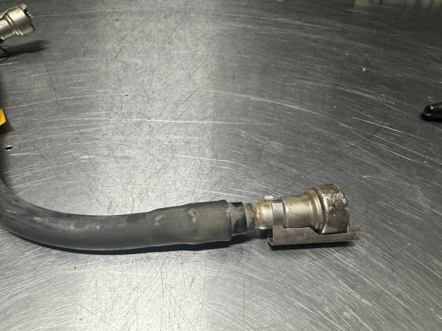 04 - 06 PONTIAC GTO FUEL RAIL INTAKE HOSE 92164421 OEM #N386