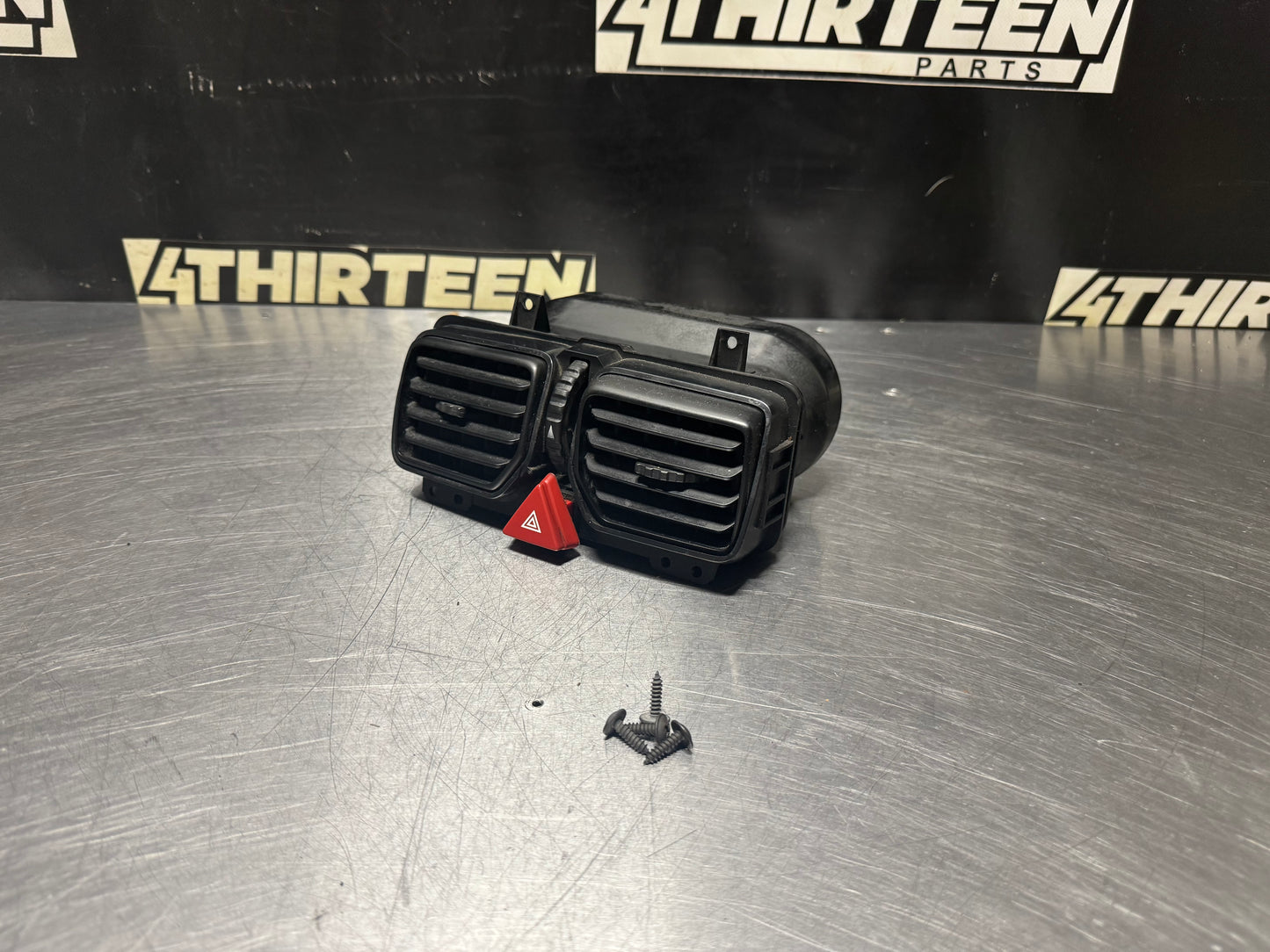04-06 PONTIAC GTO CENTER DASH AC VENT HAZARD LIGHT 92084219 OEM #N281