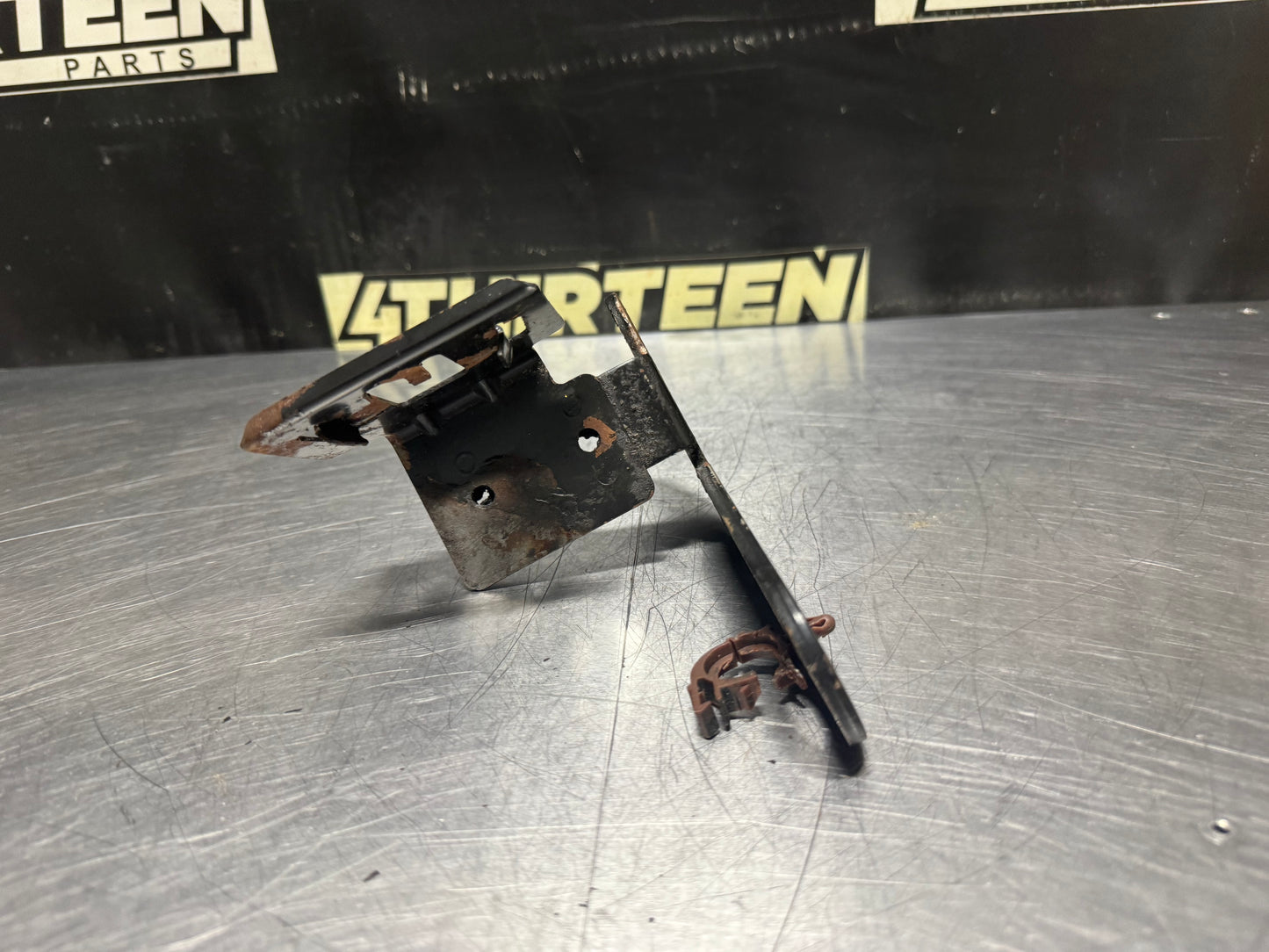 04-06 PONTIAC GTO POWER STEERING RESERVOIR BRACKET OEM #N482
