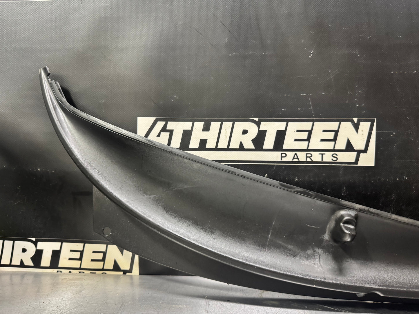 97-04 C5 CORVETTE WINDSHIELD WIPER COWL 10446063 OEM #N59