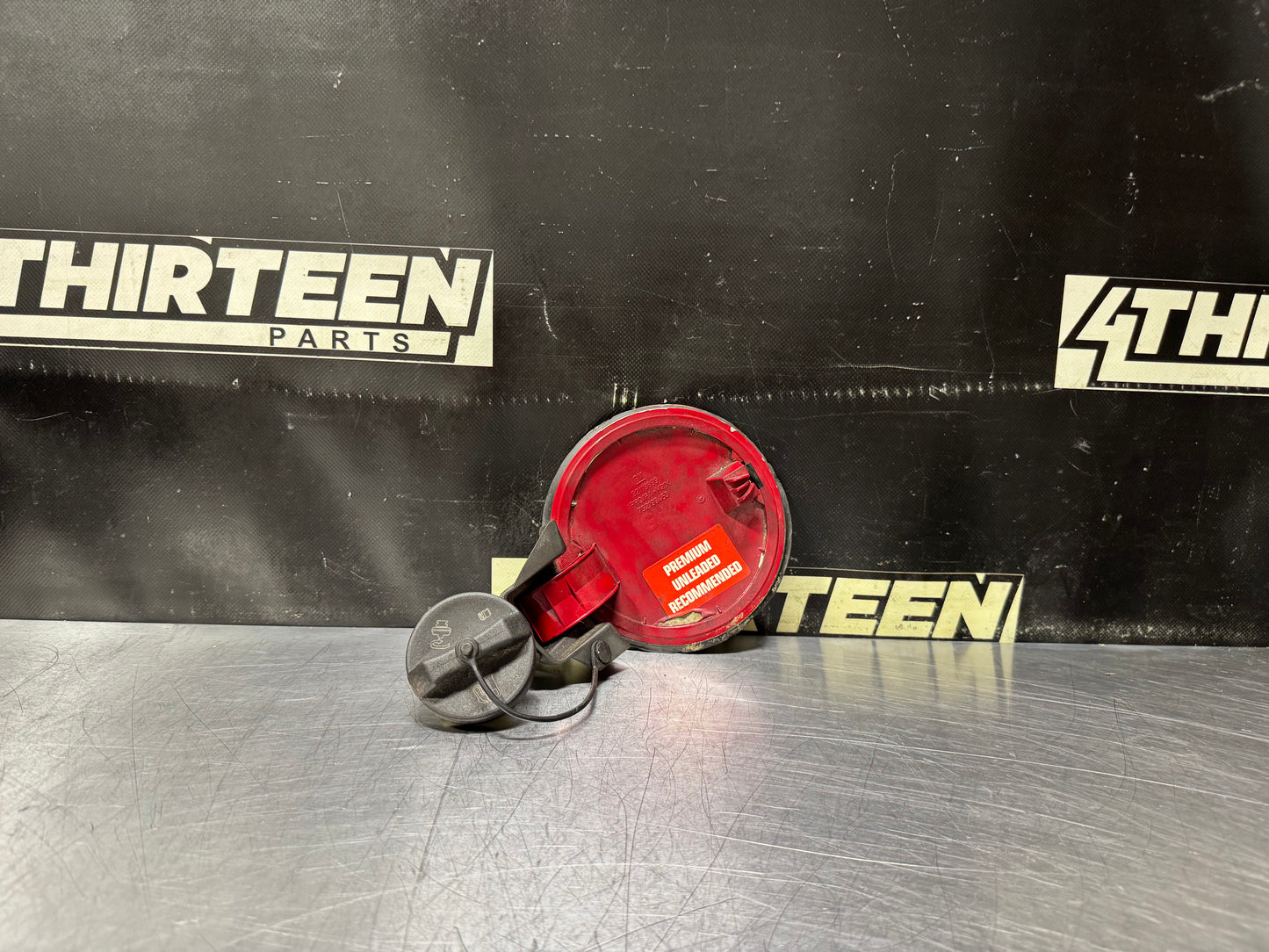 04-06 PONTIAC GTO FUEL FILLER DOOR ASSEMBLY RED 92119899 OEM #N714