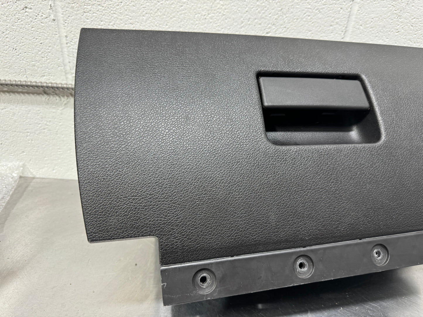 2010 - 2014 FORD MUSTANG COMPARTMENT STORAGE GLOVE BOX 44ZG-2890 OEM #L22