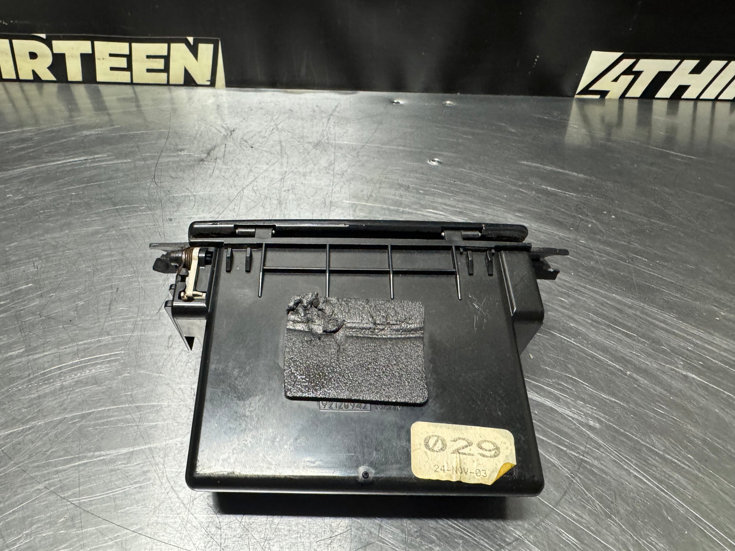 04-06 PONTIAC GTO CENTER CONSOLE LOWER COMPARTMENT #N136