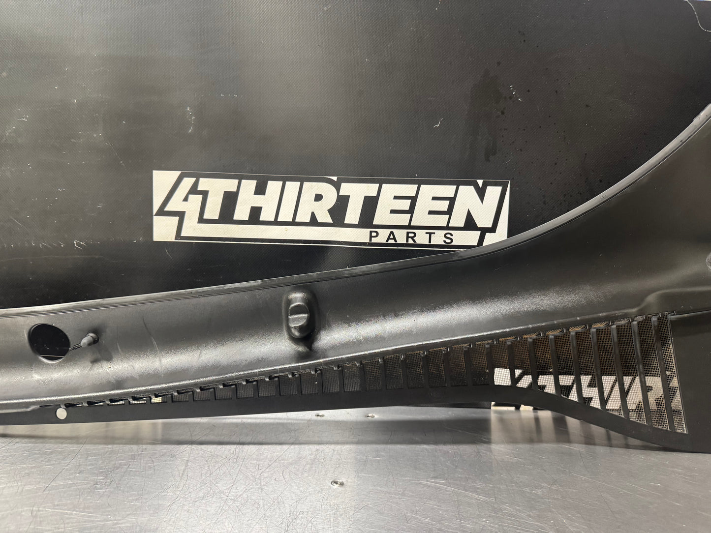 97-04 C5 CORVETTE WINDSHIELD WIPER COWL 10446063 OEM #N59