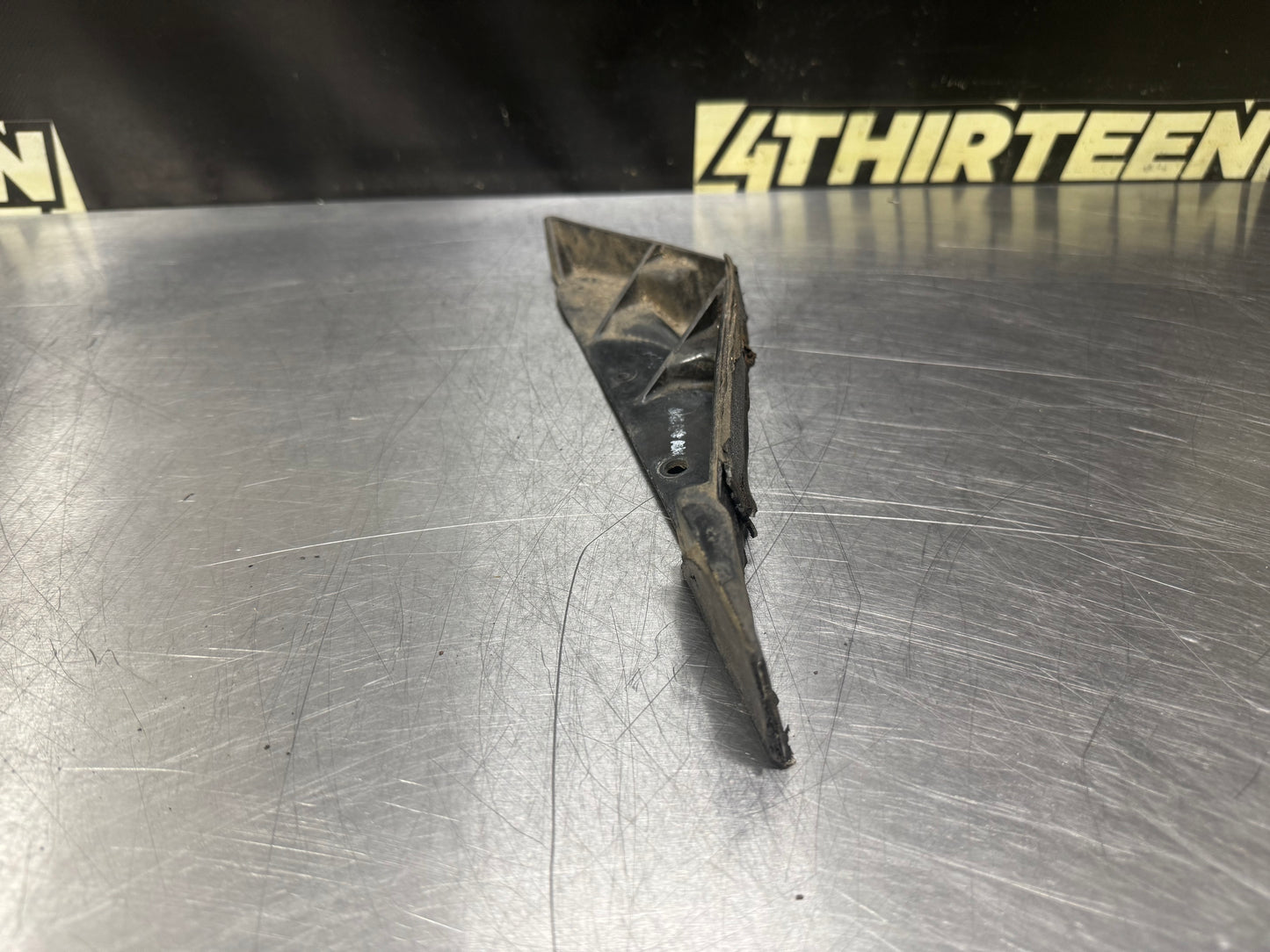 97-04 C5 CORVETTE RH PASSENGER SIDE EXTERIOR A-PILLAR BRACKET OEM #N631