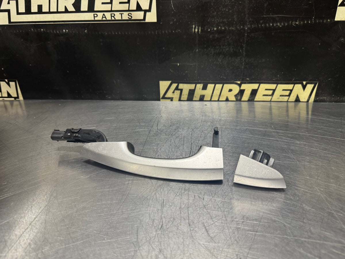 2015 FORD MUSTANG GT RH PASSENGER SIDE EXTERIOR DOOR HANDLE SILVER OEM #V19
