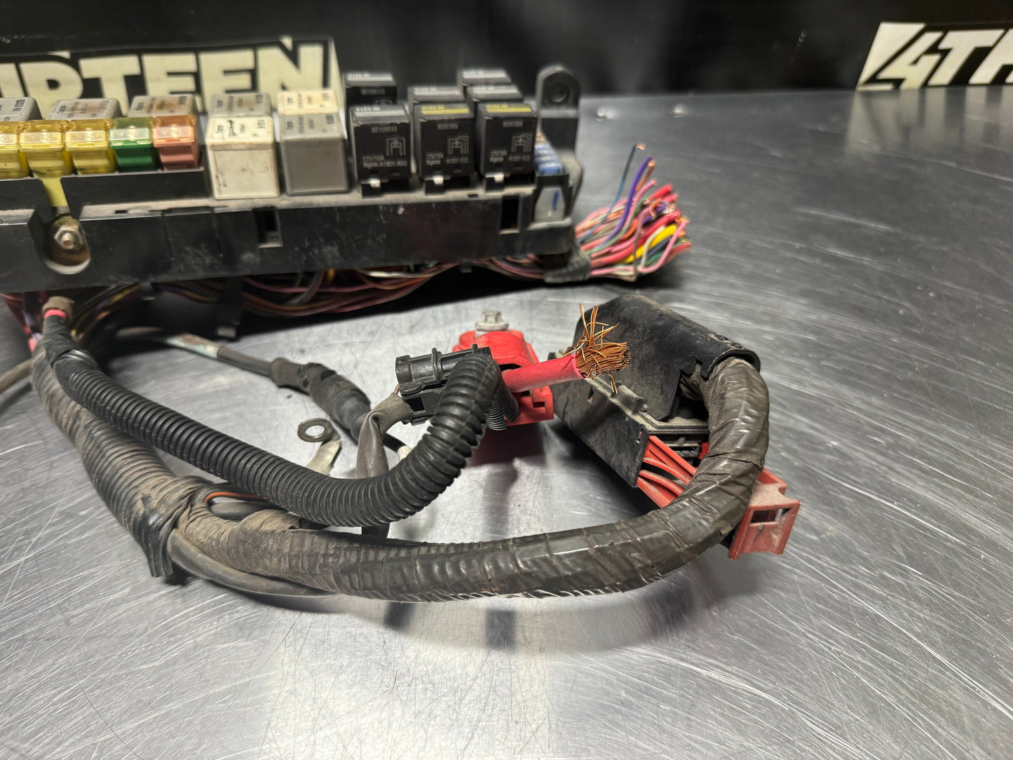 04-06 PONTIAC GTO FUSE BOX #N139