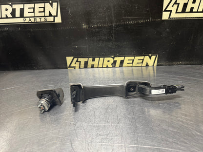 18-23 FORD MUSTANG GT LH DRIVER SIDE EXTERIOR DOOR HANDLE SILVER OEM #V20