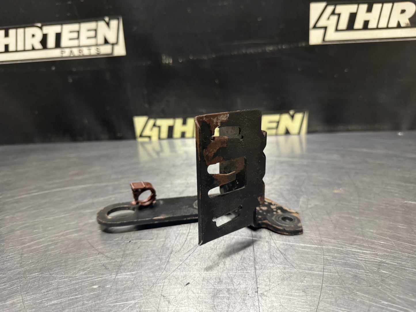04-06 PONTIAC GTO POWER STEERING RESERVOIR BRACKET OEM #N482