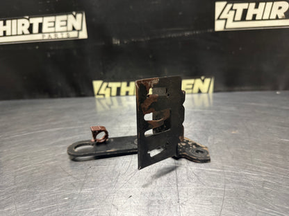 04-06 PONTIAC GTO POWER STEERING RESERVOIR BRACKET OEM #N482
