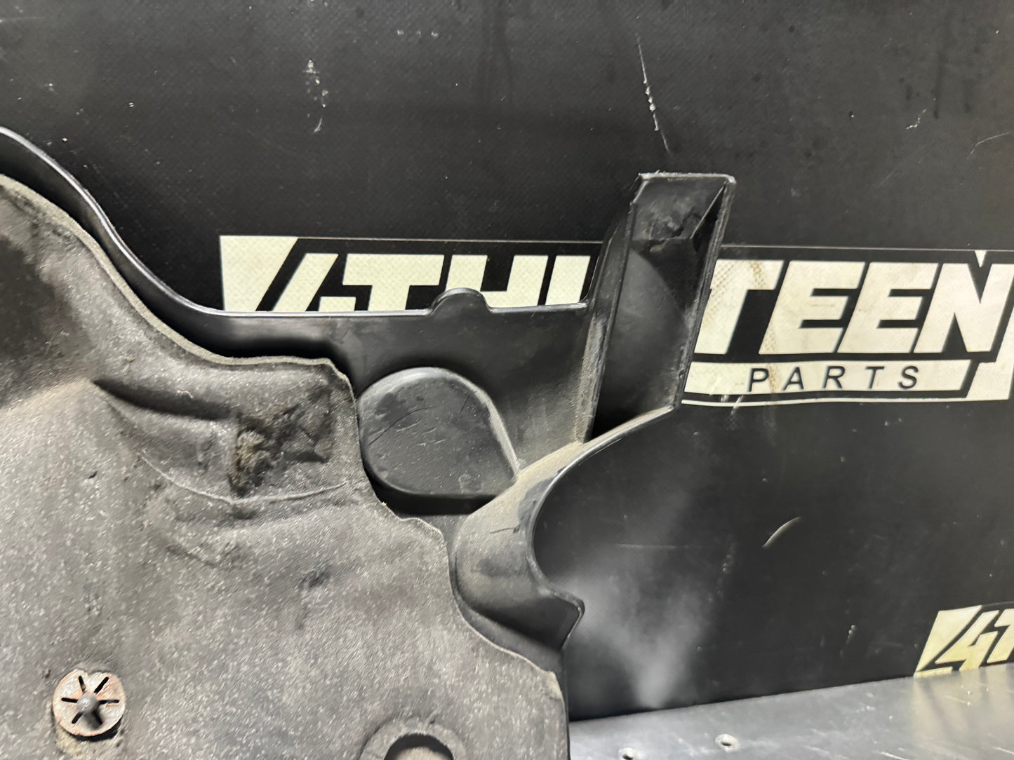 03-06 CHEVY TAHOE LEFT SIDE ENGINE INTAKE MANIFOLD COVER 12574573 OEM #N552
